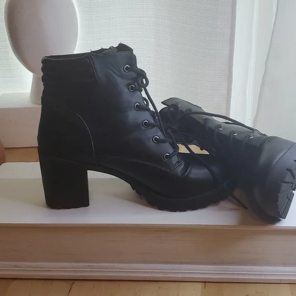 STEVE MADDEN LUG SOLE ANKLE BOOT - Picture 6 of 8